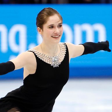 Isabeau Levito kao Audrey Hepburn na ledu