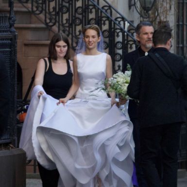 Maya Hawke prošetala se u vjenčanici s tatom Ethanom Hawkeom