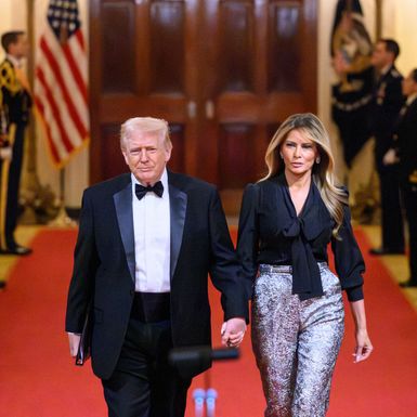 Melania Trump u srebrnim hlačama i crnoj bluzi s mašnom - 1