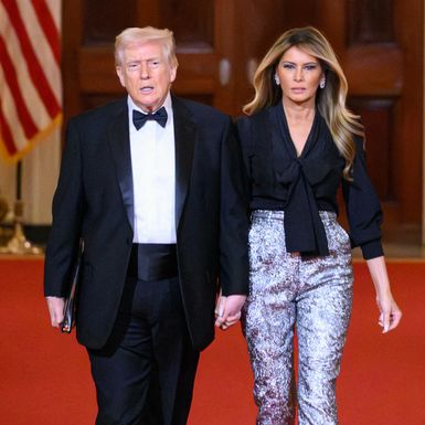 Melania Trump u srebrnim hlačama i crnoj bluzi s mašnom - 2