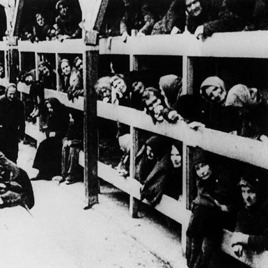 Zatvorenice logora u barakama nakon oslobođenja Auschwitza