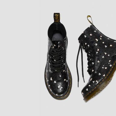 Čizme Dr. Martens ukrašene srcima - 1