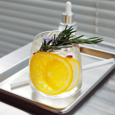 Čaša vode s limunom