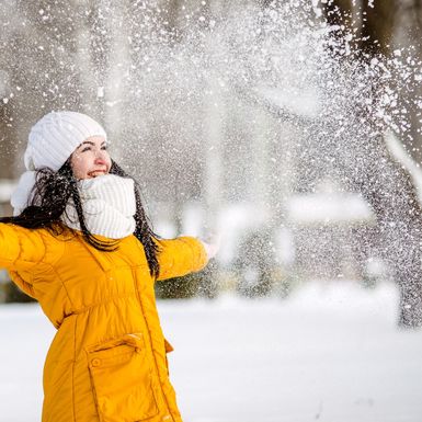 Žena uživa na snijegu