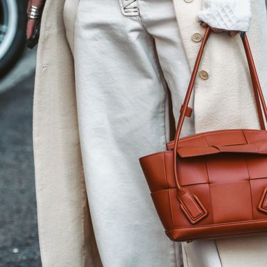 Žena s elegantnom torbom