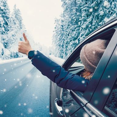 Žena u automobilu na snijegu