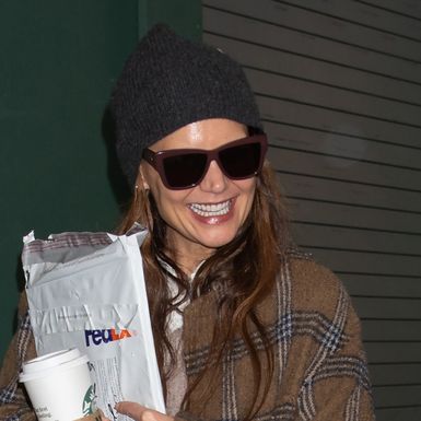 Katie Holmes u vrećastim trapericama i tenisicama - 6