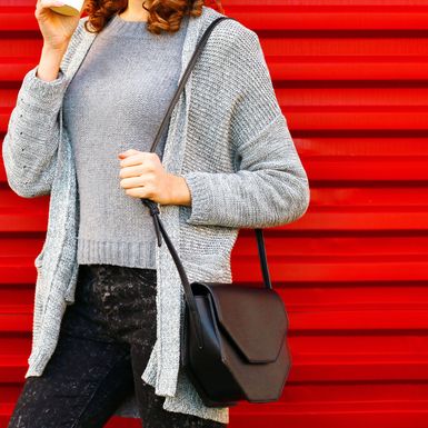 Žena u kardiganu