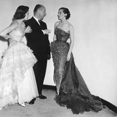 Christian Dior u društvu manekenki na predstavljanju svoje kolekcije 1950.