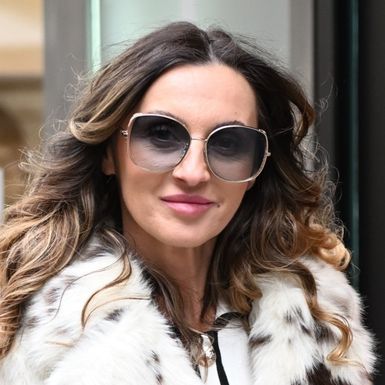 Zgodna dama u kaputu s kravljim uzorkom