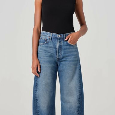 Viktorija Rađa nosi traperice brenda Agolde