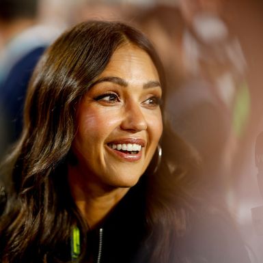 Jessica Alba u mekanom kaputu i toplim papučama - 4