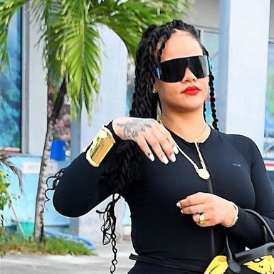 Rihanna u pripijenom crnom kompletu