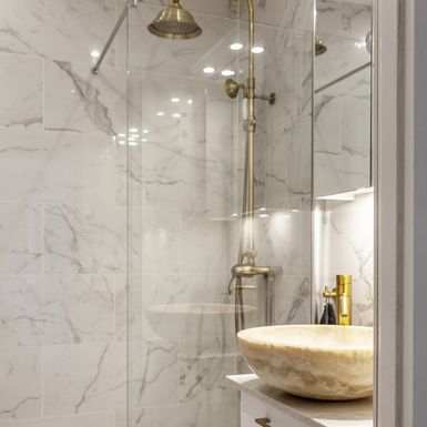 Tuš kabine s pločicama koje imitiraju mramor - 8
