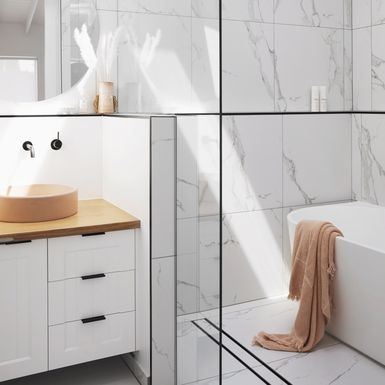 Tuš-kabine s pločicama koje imitiraju mramor - 11