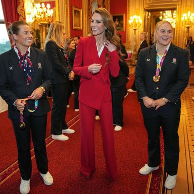 Catherine Middleton u crvenom odijelu na primanju za prijem za englesku žensku ragbijašku reprezentaciju - 1