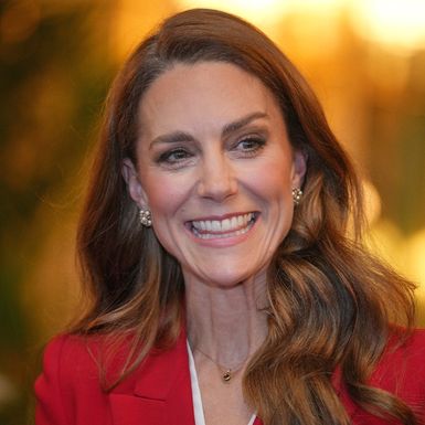 Catherine Middleton u crvenom odijelu na primanju za prijem za englesku žensku ragbijašku reprezentaciju - 5