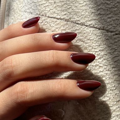 Tamnocrvena manikura