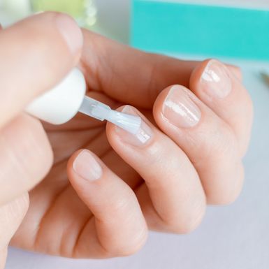 Pomoć u obnavljanju noktiju mogu biti lakovi za jačanje