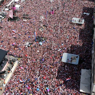 Procjenjuje se da je Vatrene na glavnom zagrebačkom trgu dočekalo oko 110 tisuća ljudi