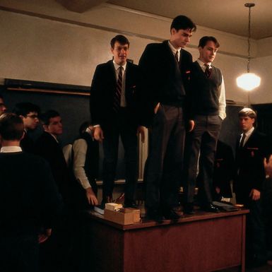 Scena iz filma \'Društvo mrtvih pjesnika\' snimljenog 1989. godine