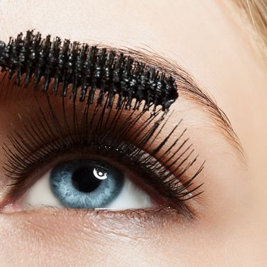 Žena nanosi maskaru