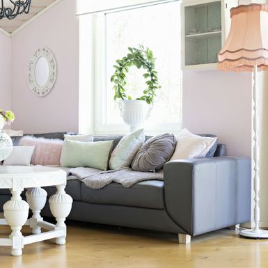 Stol, jastuci i ogledalo okruglog oblika