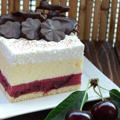 Lagani kolač s višnjama i pudingom