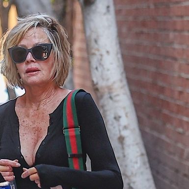 Melanie Griffith u širokim trapericama i anatomskim natikačama - 4