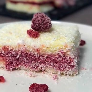 Kolač s malinama i kokosom blogerice Helene Pudić