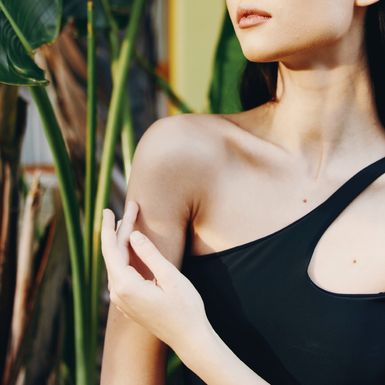 Kupaći kostim u crnoj boji savršen je za svijetlu put