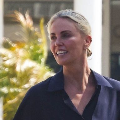 Charlize Theron u bijelim mokasinama - 3