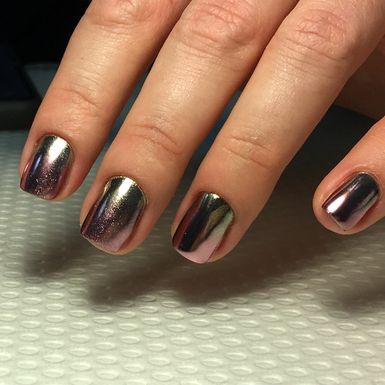 Metalik nokti uvijek su ljetni hit