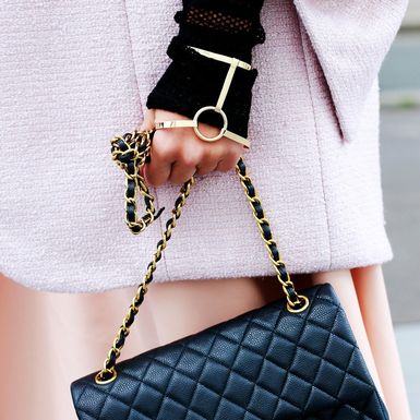 Torba modne kuće Chanel u street style izdanju s Tjedna mode