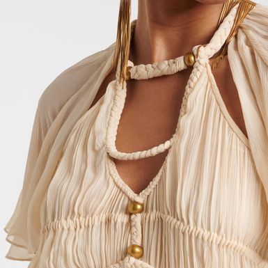 Haljina ima efektne pletene detalje