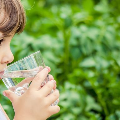 Djevojčica pije vodu