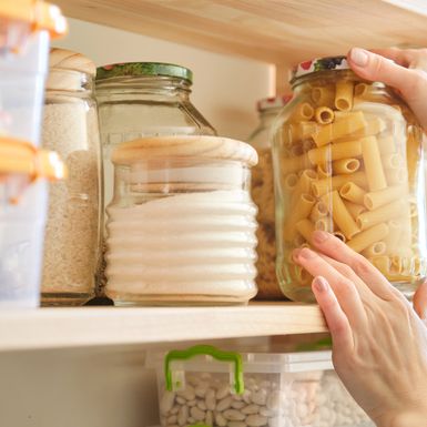 Prije puta pregledajte otvorene vrećice brašna, tjestenine, keksa, orašastih plodova – sve ono što je napola otvoreno i može se pokvariti ili privući kukce