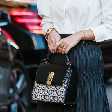 Bijela košulja i suknja klasičan su odabir za uredske kombinacije