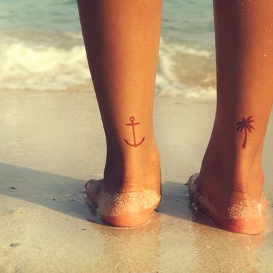 Žena s tetovažama na plaži