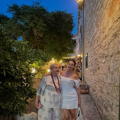 Nina Badrić s mamom na Hvaru