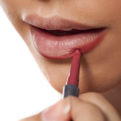 Stavljanje olovke za usne