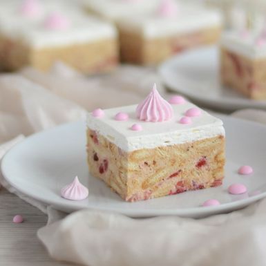 Kolač od jogurta s keksom i voćem