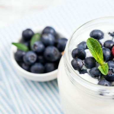 Grčki jogurt i bobičasto voće