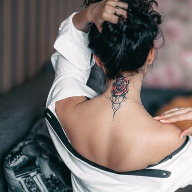 Žena s tetovažom na vratu