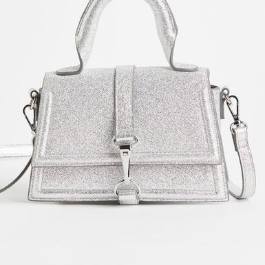 Ella Dvornik nosi srebrnu torbu iz H&M-a