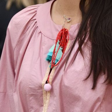 Haljina  u boho stilu  je ukrašena takozvanim kićankama
