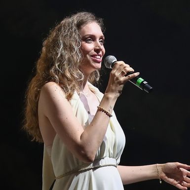 Hana Huljić Grašo na Pop Misi Mediterani u lijepoj bijeloj haljini