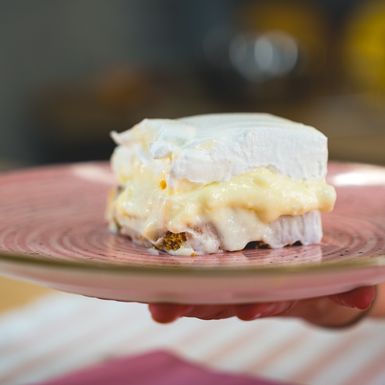 Kolač s pudingom i bananama