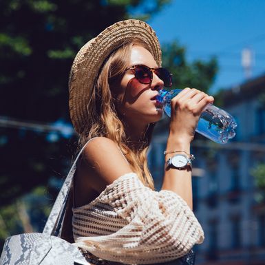 Žena pije vodu