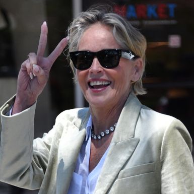 Sharon Stone u ležernom odijelu i cipelama na debelu petu - 1